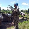 Un miembro de las fuerzas de paz uruguayas supervisa la situación en Bogoro, en la provincia de Ituri. 