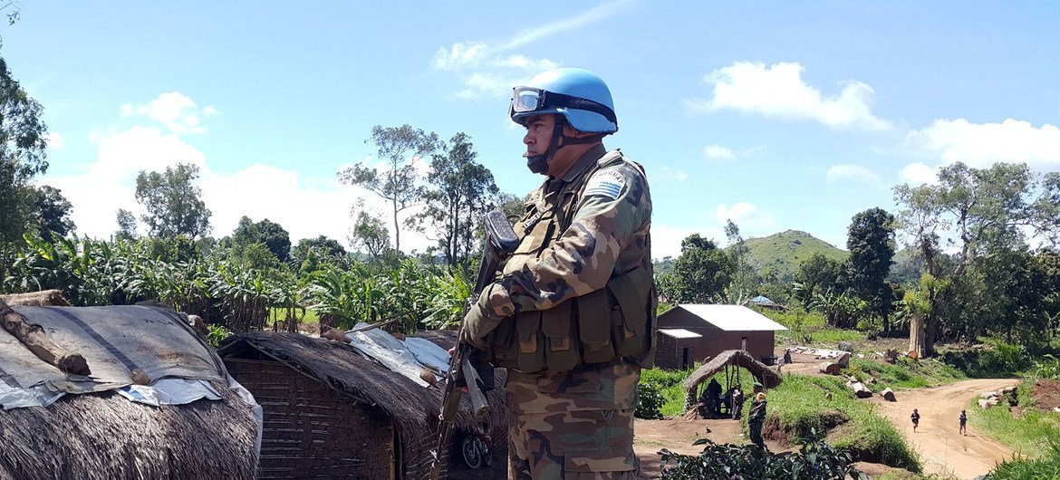 Un miembro de las fuerzas de paz uruguayas supervisa la situación en Bogoro, en la provincia de Ituri. 