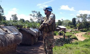 Un miembro de las fuerzas de paz uruguayas supervisa la situación en Bogoro, en la provincia de Ituri. 