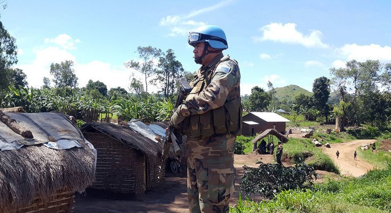 Un miembro de las fuerzas de paz uruguayas supervisa la situación en Bogoro, en la provincia de Ituri. 