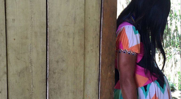 Una joven indígena embarazada busca ayuda en el albergue maternal del hospital de San Lorenzo, Datem del Marañón, Perú