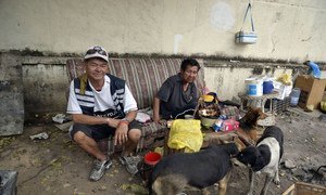 Dos hombres sin hogar que viven en las calles de Asunción, Paraguay.