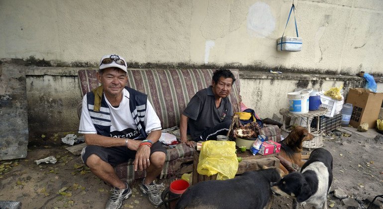 Dos hombres sin hogar que viven en las calles de Asunción, Paraguay.