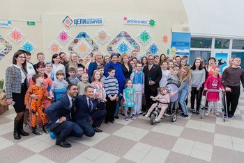نائبة الأمين العام للأمم المتحدة أمينة محمد تزور مركز تأهيل للأطفال ذوي الإعاقة في مينسك، بيلاروس.