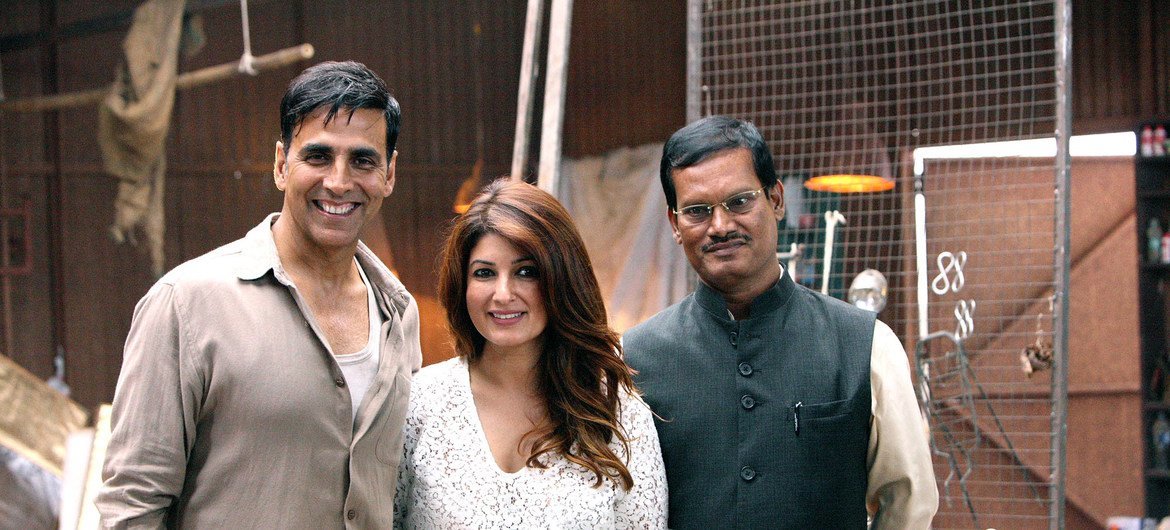 La productrice Twinkle Khanna et l'acteur Akshay Kumar avec le réel Arunachalam Muruganantham sur le tournage de Pad Man.