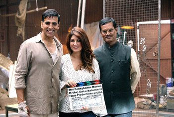 La productrice Twinkle Khanna et l'acteur Akshay Kumar avec le réel Arunachalam Muruganantham sur le tournage de Pad Man.