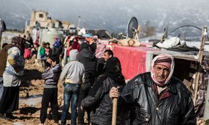 在黎巴嫩贝卡谷地的一个非正式定居点，一场带来雨雪的冬季风暴之后，叙利亚难民正聚集在避难所外面。