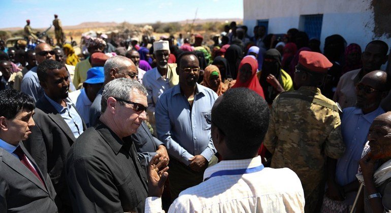 Peter de Clercq, le Représentant spécial adjoint du Secrétaire général pour la Somalie rencontre des résidents du village de Salaxley frappé par la sécheresse