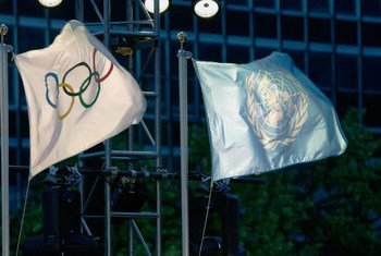 Le drapeau olympique et celui des Nations Unies au siège de l'ONU avant une cérémonie.