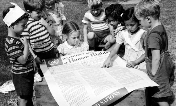 Crianças leem a Declaração Universal de Direitos Humanos 