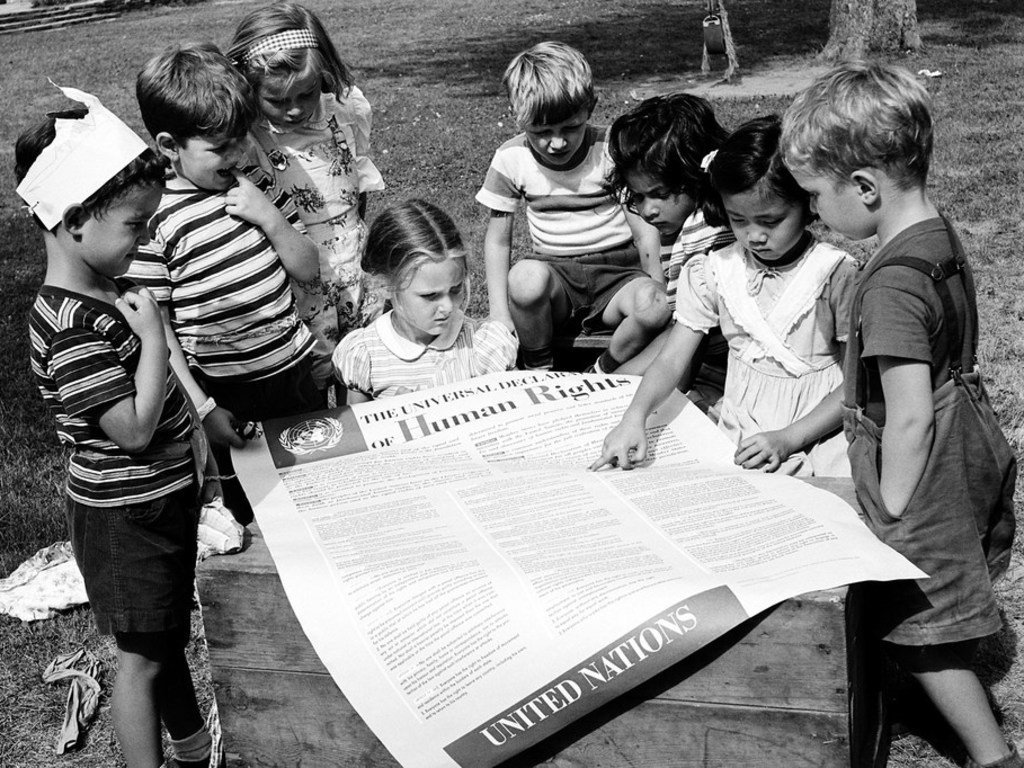 أرشيف: أطفال صغار يقرأون الإعلان العالمي لحقوق الإنسان.