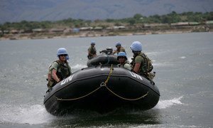 Algunos miembros de estas tropas patrullan el lago Alberto en octubre de 2006 para prevenir el tráfico ilegal de armas entre RDC y Uganda. 