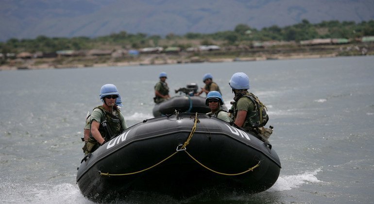 Algunos miembros de estas tropas patrullan el lago Alberto en octubre de 2006 para prevenir el tráfico ilegal de armas entre RDC y Uganda. 