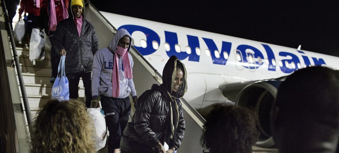 Italie: le personnel du HCR accueille des réfugiés à leur arrivée à l'aéroport militaire de Pratica di Mare (sud-ouest de Rome) après leur évacuation de Libye. (archive)