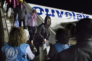 Italie: le personnel du HCR accueille des réfugiés à leur arrivée à l'aéroport militaire de Pratica di Mare (sud-ouest de Rome) après leur évacuation de Libye. (archive)