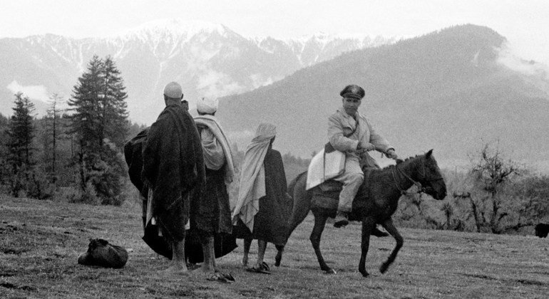 Le Major Emilio Altieri (Uruguay) - monte à cheval en patrouille le long de la ligne de cessez-le-feu; ici, il échange quelques mots avec un groupe de Kashmiris qu'il a rencontré en chemin. 1955.