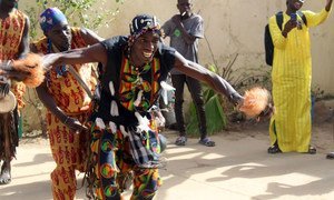 Joven bailando en el centro de empoderamiento juvenil de Mbour, Senegal, durante la visita de la Enviada para la Juventud.