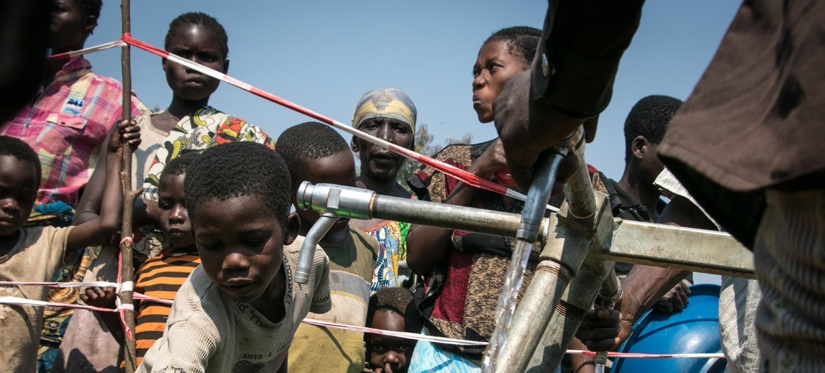 儿童聚集在刚果民主共和国卡莱米一个国内流离失所者定居处的汲水点。该地生活着两万多人。