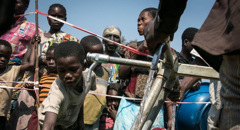 Des enfants se rassemblent à un point d'eau sur le site de Moni pour les personnes déplacées à Kalemie, en République démocratique du Congo. Le site accueille plus de 20.000 personnes.