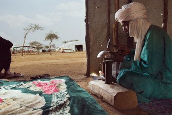 Refugiado do Mali, que recebeu formação em design, trabalha em um téxtil 
