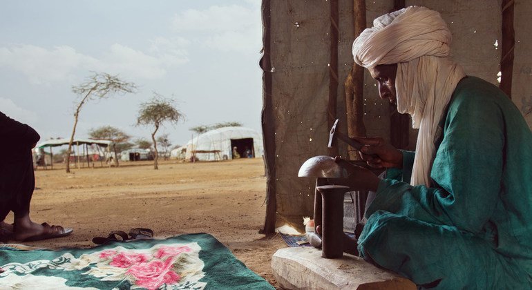 Refugiado do Mali, que recebeu formação em design, trabalha em um téxtil 