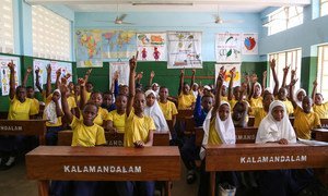 Estudiantes de educación primaria en una clase de inglés en Dar es Salaam, Tanzania.