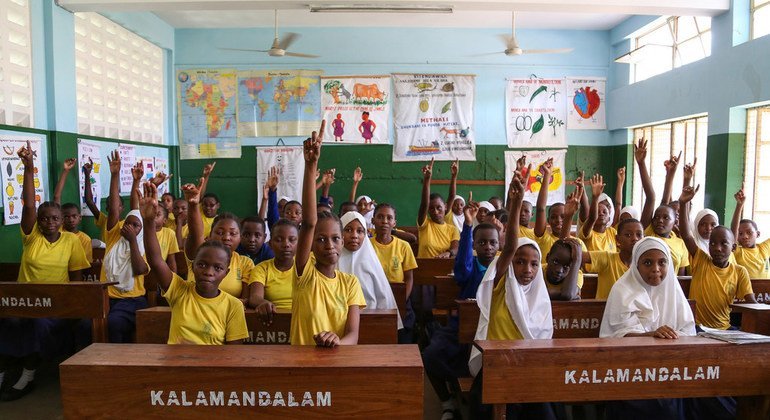 तंज़ानिया में दार एस सलाम के एक प्राइमरी स्कूल में अंग्रेज़ी सीखते बच्चे.