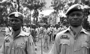Des policiers nigérians procèdent à des exercices avec des recrues congolaises et des policiers locaux à Bukavu en mai 1963.