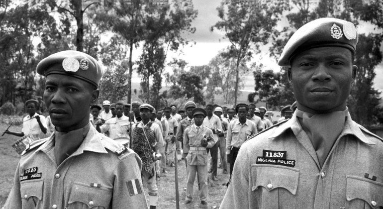 Des policiers nigérians procèdent à des exercices avec des recrues congolaises et des policiers locaux à Bukavu en mai 1963.