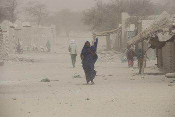 Una mujer camina por un poblado del Chad.