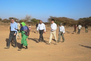 Peter de Clercq (left), Deputy Special Representative of the UN Secretary-General for Somalia and the UN Resident Humanitarian Coordinator, leads a team of UN officials during a visit to drought-hit Habasweyne village.