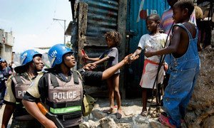 Dos policías nigerianas con niños mientras patrullan por la favela de Martissant en Puerto Príncipe como parte de su labor en Haití, en 2009. 