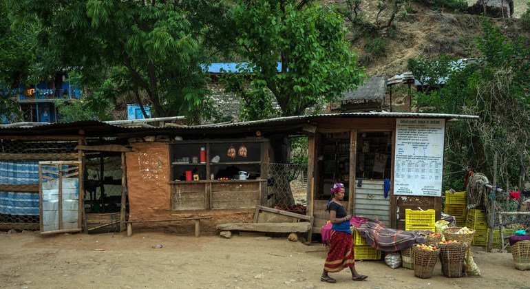 नेपाल के सुरखेत जिले में एक महिला सब्जी विक्रेता