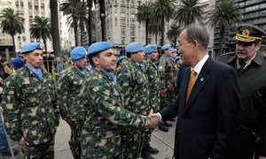 El ex Secretario General, Ban Ki-moon, saluda a las fuerzas de paz durante su visita a Montevideo, Uruguay, en junio de 2011. 