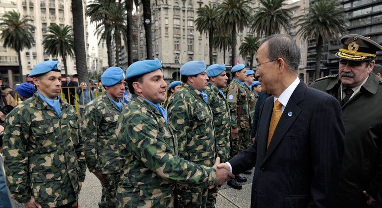 El ex Secretario General, Ban Ki-moon, saluda a las fuerzas de paz durante su visita a Montevideo, Uruguay, en junio de 2011. 