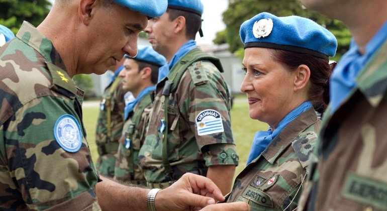 Un grupo de efectivos de paz uruguayos reciben medallas durante la ceremonia en Les Cayes, Haití, en agosto de 2011