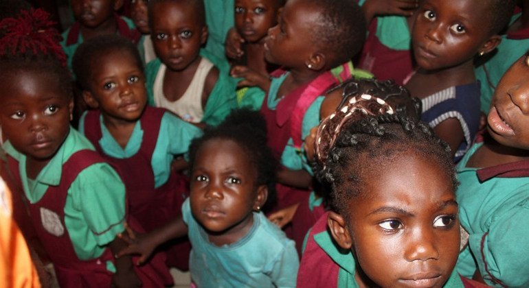 联合国青年特使访问了加纳Agbogbloshie市场。儿童聚集在这个集市里。