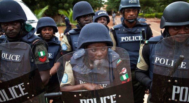 Los agentes de policía nigerianos que sirven en MINUSMA participan en la formación para medidas antidisturbios en la escuela nacional de Bamako.