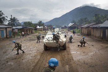 Las fuerzas de mantenimiento de la paz uruguayas que prestan servicio en la República Democrática del Congo patrullan la ciudad de Pinga para proteger la zona tras la retirada de un grupo de milicianos en diciembre de 2013.