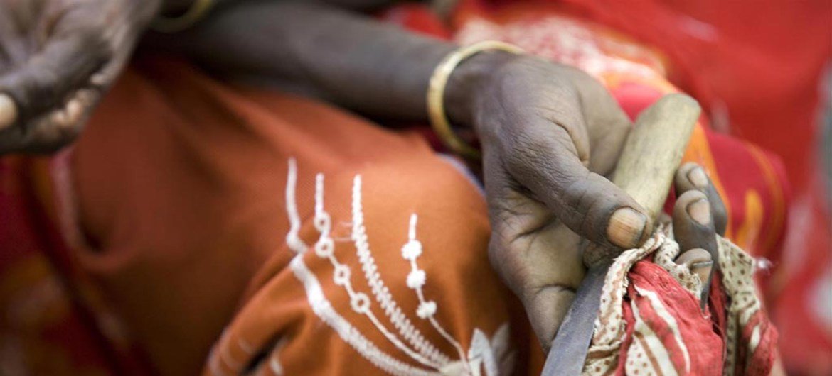 इथियोपिया के एक गाँव में एक महिला बोको मोहम्मद एक सामुदायिक बैठक में अपने हाथों औज़ार थामे हुए जिनका इस्तेमाल वो महिला ख़तना करने के लिए किया करती थी.