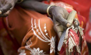 En Kabele, Etiopía, una mujer que solía practicar la mutilación genital a mujeres sostiene el cuchillo que utilizaba.
