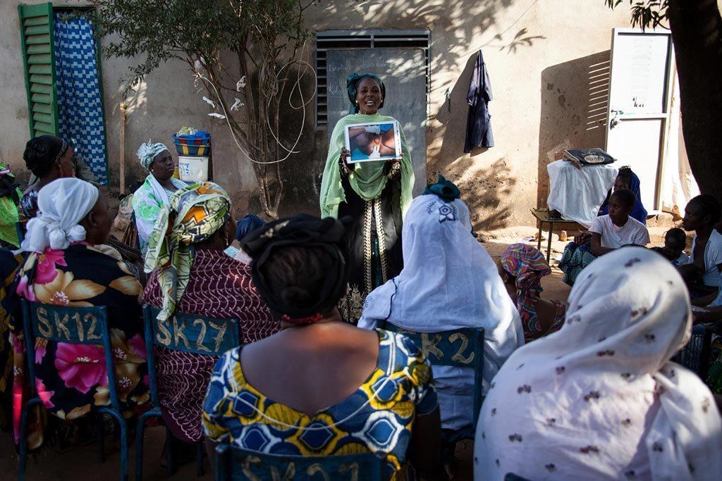 Des femmes maliennes participent à une session de sensibilisation sur les mutilations génitales féminines à Bamako, la capitale du Mali. La session était dirigée par l'organisation Sini Sanuma, une ONG locale partenaire de l'UNICEF