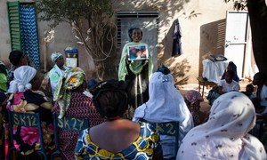 نساء يحضرن جلسة توعية حول تشويه الأعضاء التناسلية للإناث في باماكو، مالي. وقد أدارت الجلسة منظمة شريكة لليونيسف، سيني سانوما، وهي منظمة غير حكومية محلية.