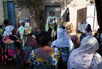 نساء يحضرن جلسة توعية حول تشويه الأعضاء التناسلية للإناث في باماكو، مالي. وقد أدارت الجلسة منظمة شريكة لليونيسف، سيني سانوما، وهي منظمة غير حكومية محلية.