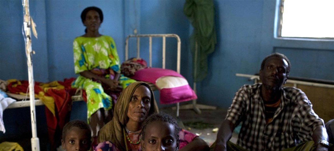 इथियोपिया के एक स्वास्थ्य केंद्र में कुछ मरीज़
