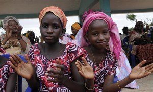 Deux jeunes filles au Sénégal applaudissent lors d'une célébration de l'abandon de la mutilation génitale féminine par plusieurs villages des environs.