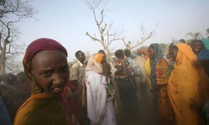 La fotografía muestra a mujeres y hombres desplazados en Chad, celebrando los días de la “circuncisión”, en los que varias niñas de 11 años fueron mutiladas. 