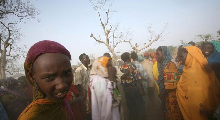 La fotografía muestra a mujeres y hombres desplazados en Chad, celebrando los días de la “circuncisión”, en los que varias niñas de 11 años fueron mutiladas. 