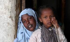 Una niña etíope sufre MGF porque su madre piensa que no podrá casarse de forma honorable si no lo hace.