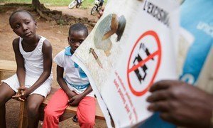 Réunion communautaire en Côte d'Ivoire pour encourager l'élimination des mutilations génitales féminines.